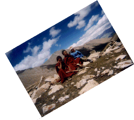 Luisa con monachelli al passo Wuri la - Valle di Nubra (agosto 98)