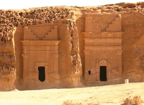 La tomba n. 14 segue lo "stile Hegra" con doppia trabeazione.  La cornice edicolare intorno alla porta  sormontata da un frontone ad arco, una caratteristica meno comune in Hegra, e fiancheggiata da due statue di grifoni.